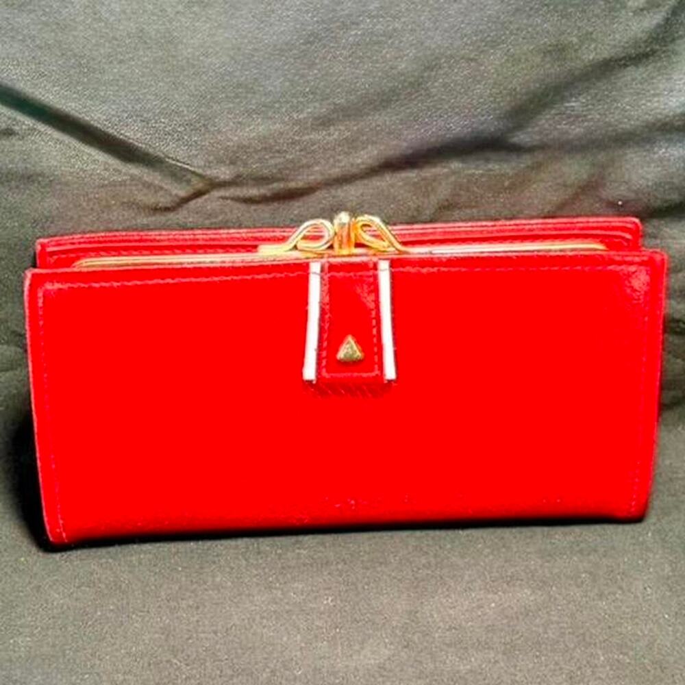 🚨 VINTAGE Red Smooth Leather Wallet Bifold with Gold Hardware. 7” x 3.5”. 👛